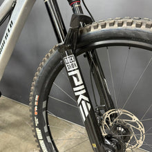 Load image into Gallery viewer, DEMO_BIKE_YELLI_SCREAMY_-_Raw_-_SM-Complete_Bike-fork2