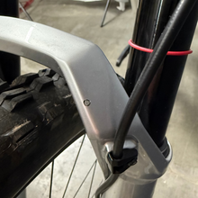 Load image into Gallery viewer, DEMO_BIKE_YELLI_SCREAMY_-_Raw_-_XL-Complete_Bike-Dot in Fork