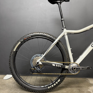 DEMO_BIKE_YELLI_SCREAMY_-_Raw_-_XL-Complete_Bike-Rear Tire
